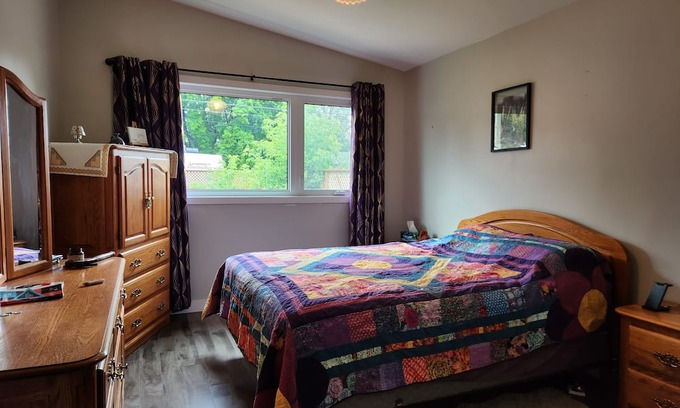 Gimli Casa | Work & Play in Gimli – Office space, Fibre Internet, Full Kitchen, Lake Walks