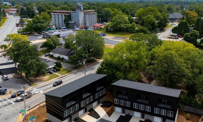 Easley Casa | Tigers Friends! 18 mls to Clemson, 737 mls to NYC 2 BD 2.5 Bath