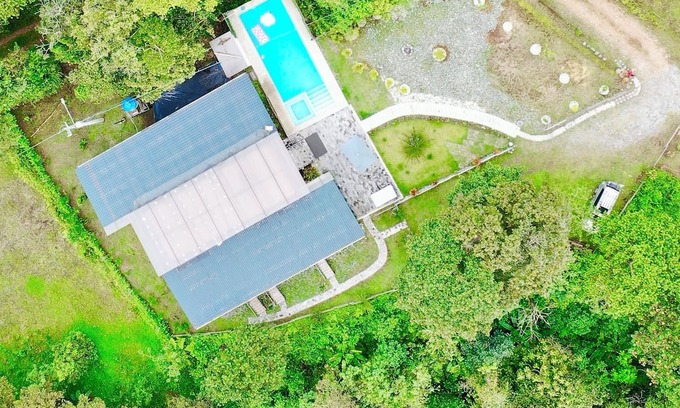 Mindo Cabina | LONG Lodge 3 bedrooms in Mindo Spacious Mountain Retreat for Family Getaways 龍隱居