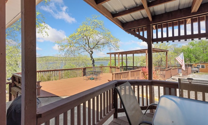 Diamond City Cabina | 1bd/1bath cabin with beautiful views of Bull Shoals Lake in a quiet, peaceful area.