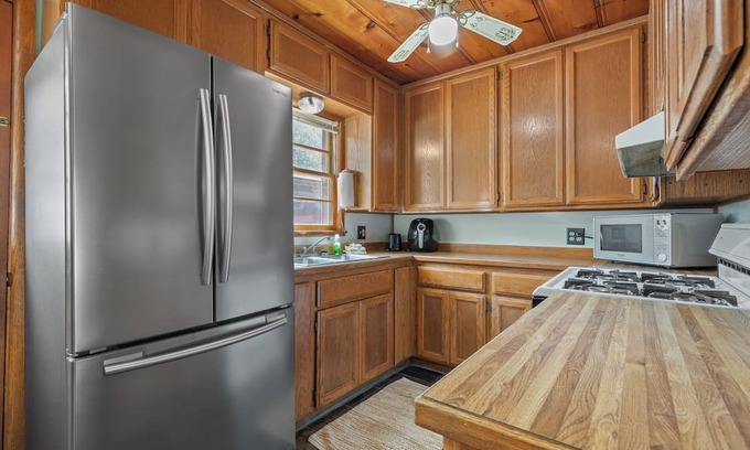 Diamond City Cabina | AMAZING property! Beautiful views of Bull Shoals Lake with on site amenities! 2bed/2bath cabin.