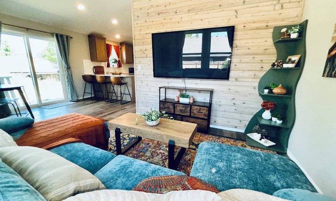 Hazel Dell Casa | Tranquil Colorful Comfort, 3-bedroom house with AC in Vancouver