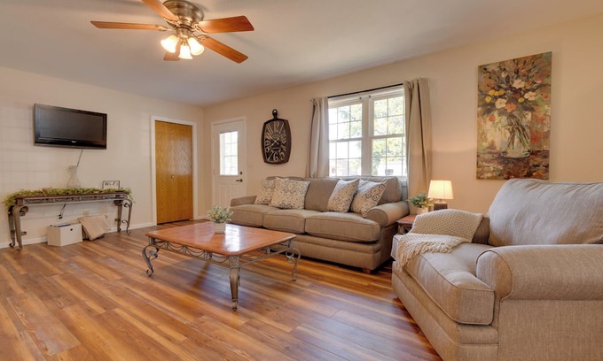 Montrose Casa | 9 Mi to Effingham: Pet-Friendly Rural Escape