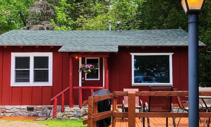 Trout Lake Cabina | Updated Rustic Cabin #5 at Twin Cedars on Frenchman Lake in Trout Lake, MI