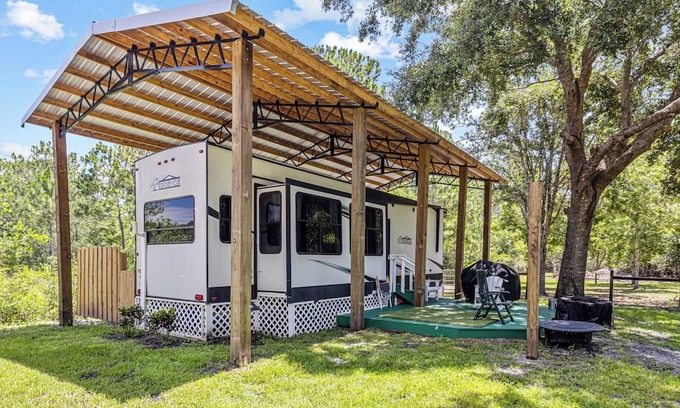 Pierson Casa | Peaceful caravan with AC in charming Pierson