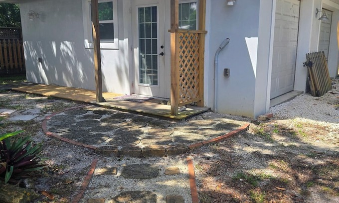 Palm City Cabaña | Charming 1-bedroom cottage in fabulous Stuart with AC, close to water, downtown