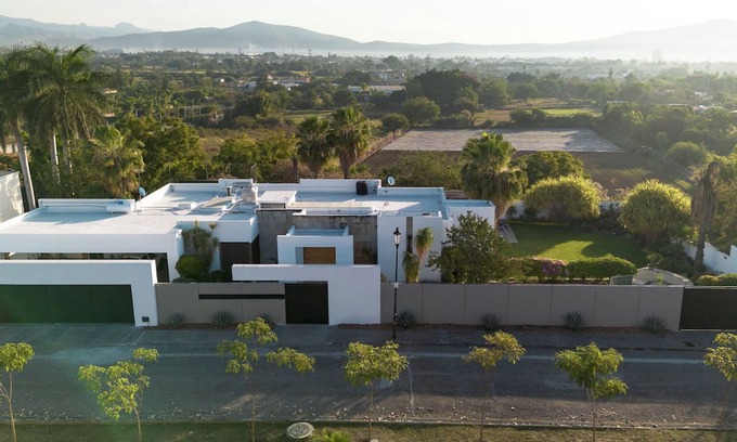 Sumiya Casa | Luxury home in Cuernavaca with pool, jacuzzi, steam room and pickleball court