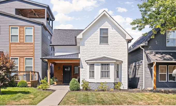 Fountain Square Hotel | Modern Fountain Square 3 BR, Firepit & Gaming Garage - only 10 min to City!