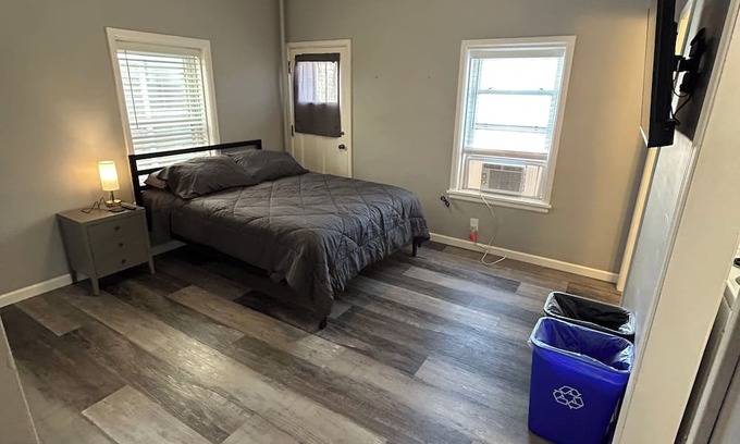 Albert Lea Apartamento | The Loft small studio apartment on the 2nd floor. Private, Small & Affordable