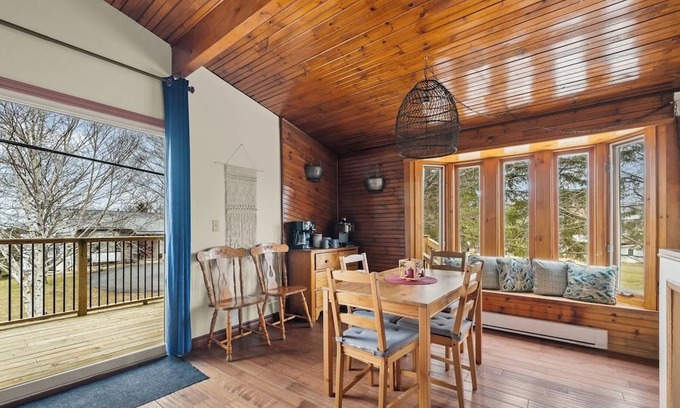 Greater Napanee Cabaña | Hay Bay waterfront with private dock - Fabulous Fishing and Ice fishing