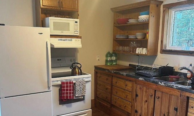 Machar Cabaña | Crystal Haven Lake House tranquility found with this 3 bdrm plus bunkie retreat