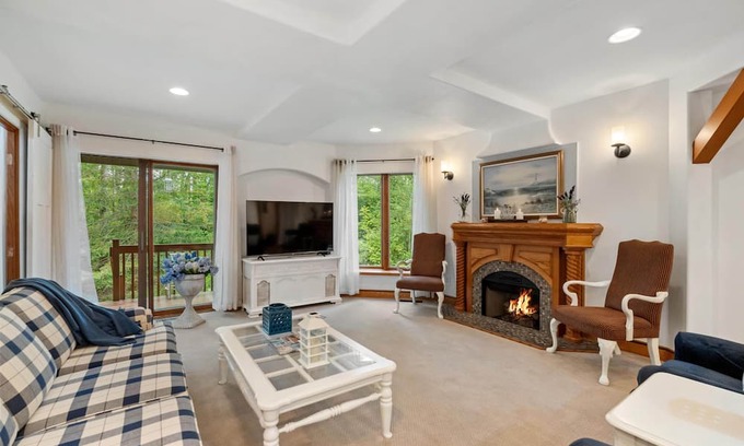 Petoskey Condominio | Cute Condo on Round Lake in Petoskey