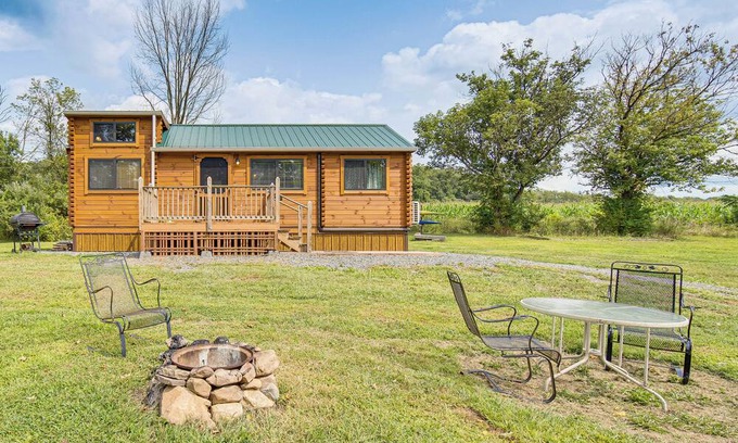 Selinsgrove Cabina | 5 Mi to Susquehanna Boating! Secluded Log Cabin