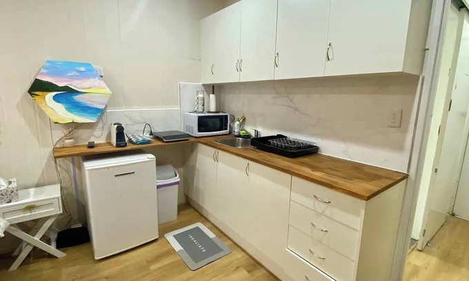 Centenary Heights Apartamento | Modern Studio Room Retreat with a reverse Aircon