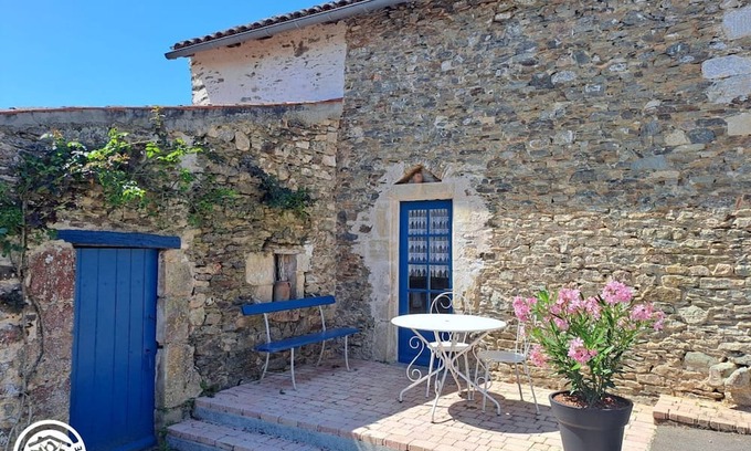 Vouvant Cabaña | Casa en la ciudad medieval de Vouvant con aparcamiento privado, 4 habitaciones