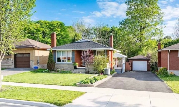 Rosemount Apartamento | Bright and Private walkout basement near downtown Kitchener with garden access.