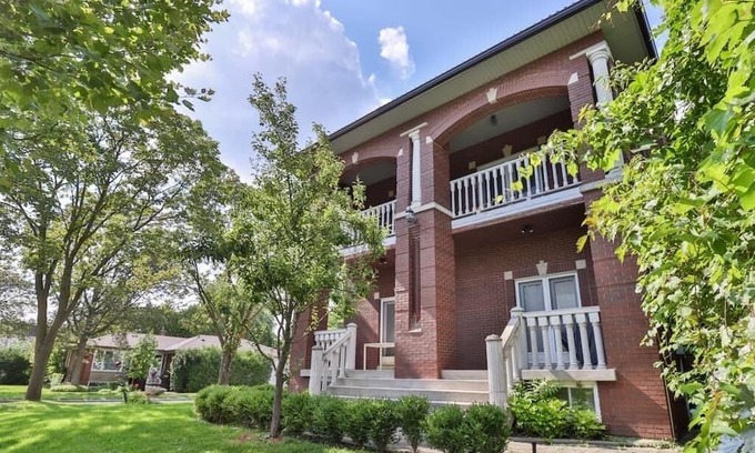 Newtonbrook Casa | Casa Athena — Luxury Toronto Mansion with Gym