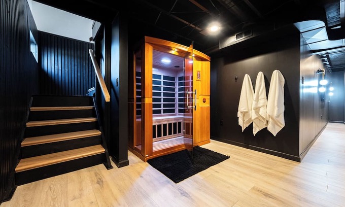 Greencastle Casa | Modern 4BR Home on Golf Course + Sauna Close to Campus, Dining & Entertainment