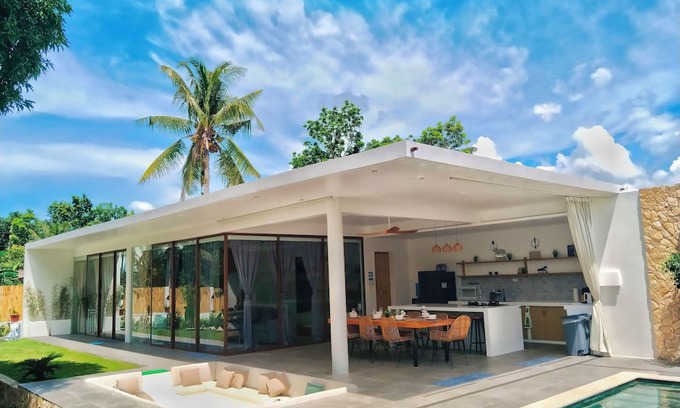 Basdiot Villa | Private Villa in Moalboal with Pool, Jacuzzi, BBQ & Gym