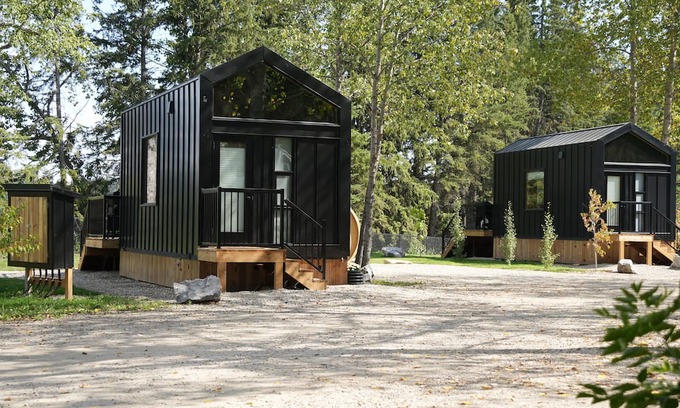Rocky Mountain House Cabina | River South HardTop: modern decked-out cabin with a river view