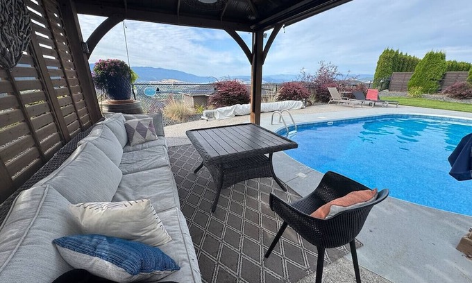 Foothills Apartamento | Lakeview Getaway with Hot Tub + Pool near Silver Star