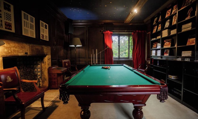 Staplefield Casa | Long House is a Grade II listed family home set in 5 acres of garden and park.
