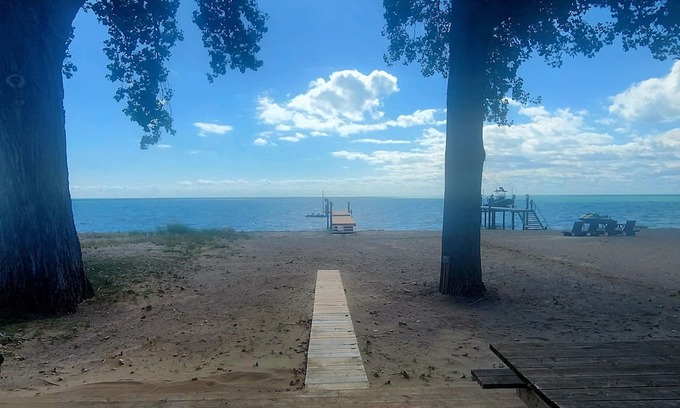 Amherstburg Cabaña | .Welcome to Lakewood Moon . on a sandy beach near Amherstburg Ontario,