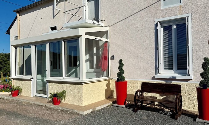 Chateau-Chinon Casa | CHAINTRE LA FERME. Large, comfortable house with superb views over the valley