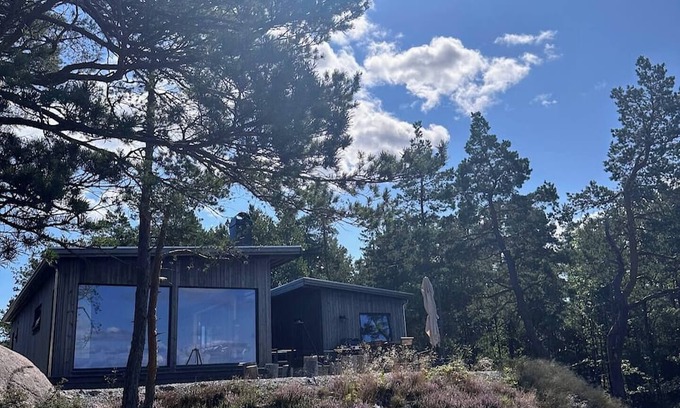 Risor Cabina | Modern Fjord Cabin w/Panoramic Views, Deck & Dock - Risør Getaway