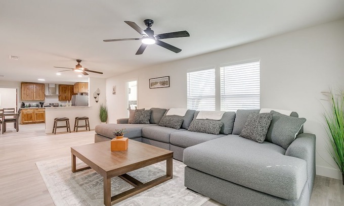 Stephenville Casa | *NEW* The Round Up | 4BR | Walk to TSU | Downtown