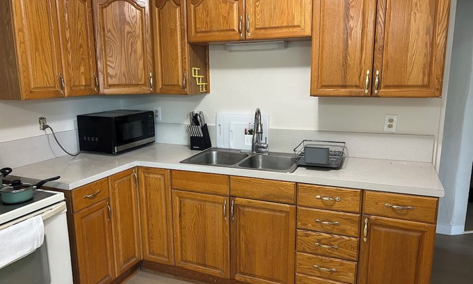 Burley Apartamento | Cozy 2-bedroom apartment in welcoming Burley with AC