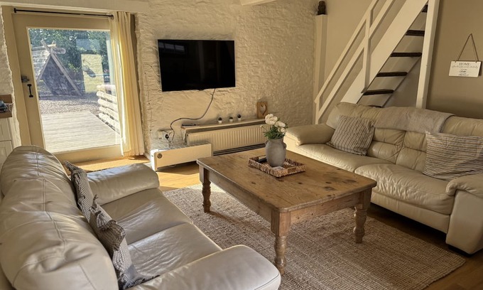 Lechlade Cabaña | The Parlour Cotswolds Cottage Farm Stay With Pool