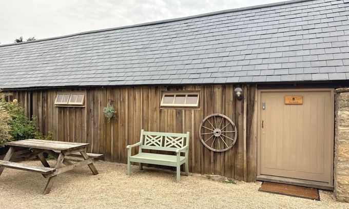 Lechlade Cabaña | Henloft Farm Stay With Pool