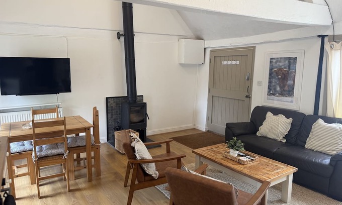 Lechlade Cabaña | Bullpen Cotswolds Cottage Farm Stay With Pool: