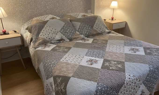 Segonzac Cama Y Desayuno | Bed and Breakfast 'Chambre 4 - 2 Personnes' with Shared Pool, Shared Terrace and Wi-Fi