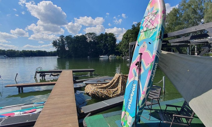 Wernsdorf Casa | Tiny house with outdoor chimney and an own water jetty at the lakeside.