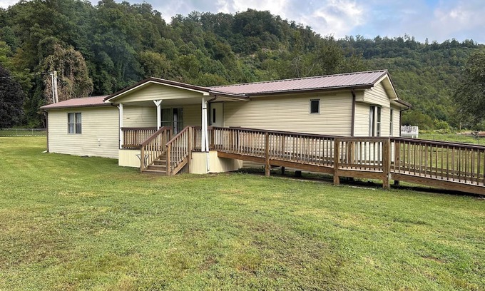 Cornettsville Casa | Ritter Lumber Yard. 4BR mobile home in Cornettsville, KY