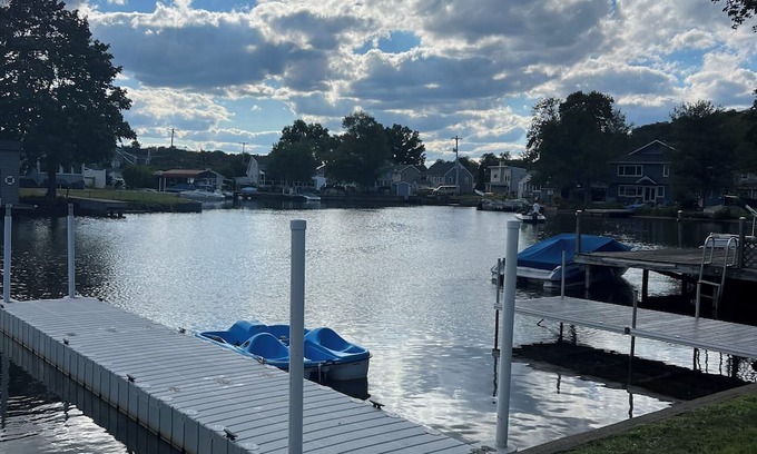 Lake Hopatcong Casa | Updated Waterfront. Pet friendly. Private cove. Close to restaurants and parks.