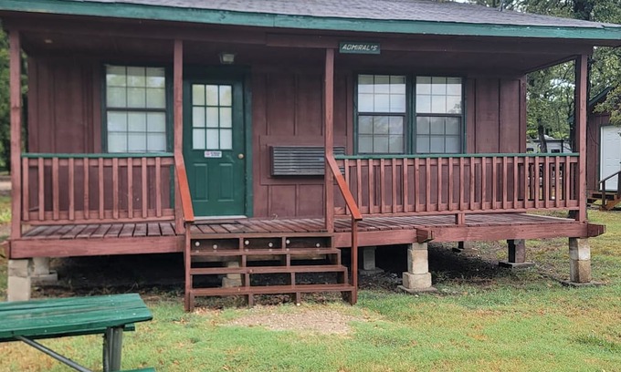 West Tawakoni Cabina | Captains Cabin