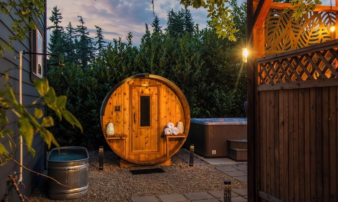 Campbell River Casa | Private Sauna, Hot tub cold plunge retreat steps away from Golf course.