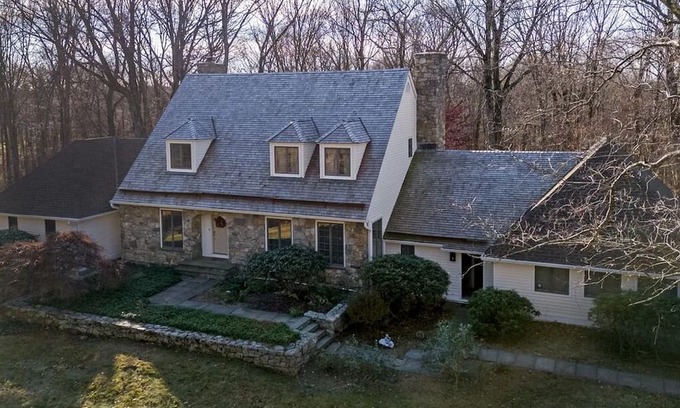 Redding Ridge Casa | Cozy Lakeside Home with 3 Fireplaces & Garage.