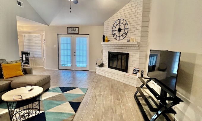 Universal City Casa | 4BR Universal City Relocation Housing W/D WiFi