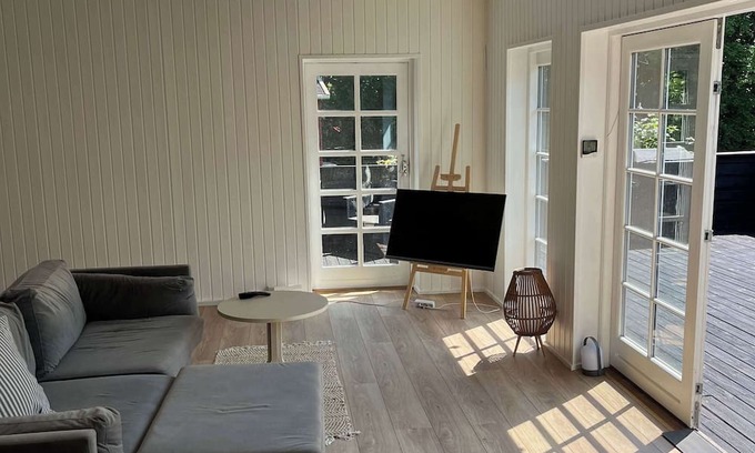Yderby Casa | Family Vacation home 1 minute from Beach