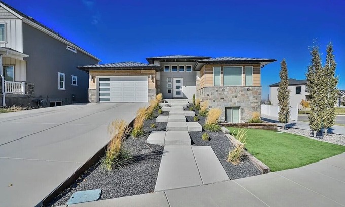 Bluffdale Casa | Modern Home with Beautiful Views!