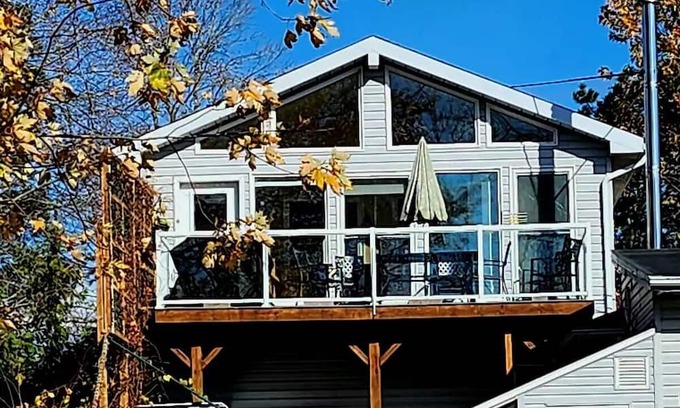 Carrying Place Apartamento | Waterfront Comfy Guesthouse, Prince Edward County