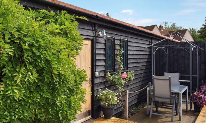 Sudbury Cabaña | 1 bedroom accommodation in Ashen, near Clare