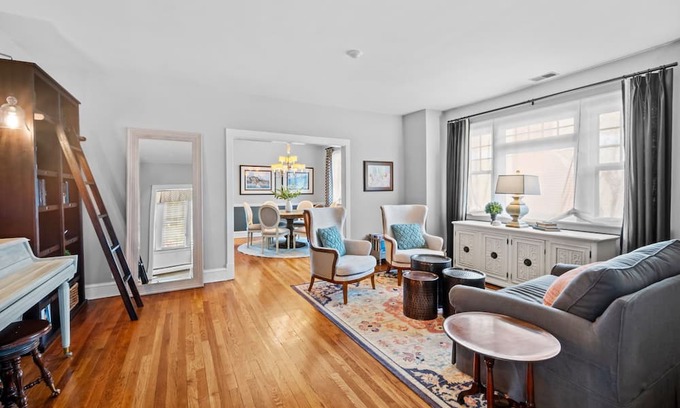Western Springs Casa | Ruby’s Retreat - 4BD/3BA+Office in Western Springs
