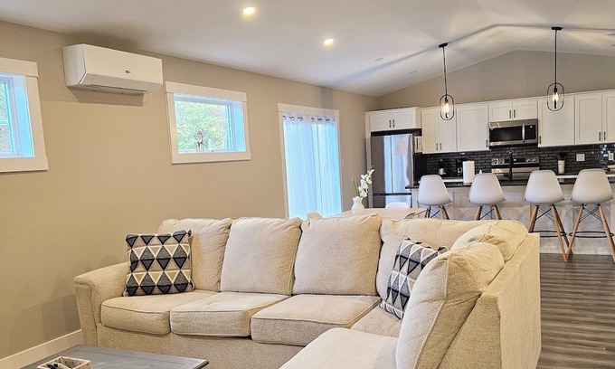 Stratford Casa | Minutes to Charlottetown - Three Bedroom, King Beds, Family friendly.