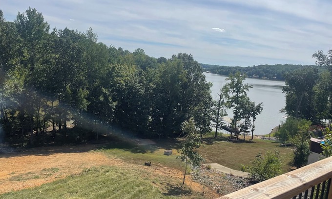 Eddyville Casa | New lake front home! Bluey on Eddy Bay is minutes from the marina!