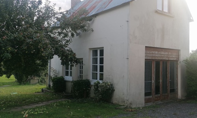 Sourdeval Cabaña | Peaceful, charming gîte in Normandy - pets welcome.
